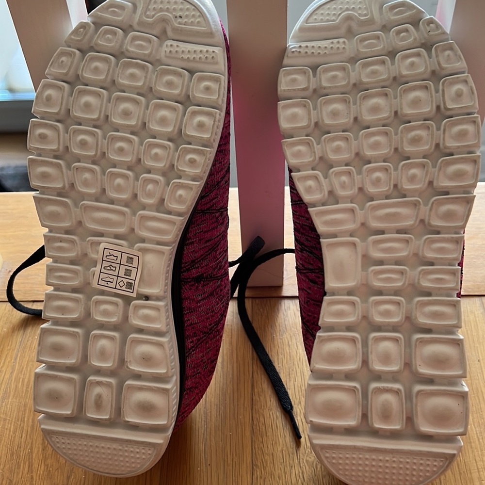 NWOT Womens Skechers Memory Foam Sneakers: Size 8.5 - Picture 4 of 6